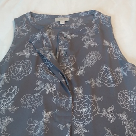 Loft Outlet Sleeveless Blouse, size M, easy care 100% polyester. - Picture 3 of 5